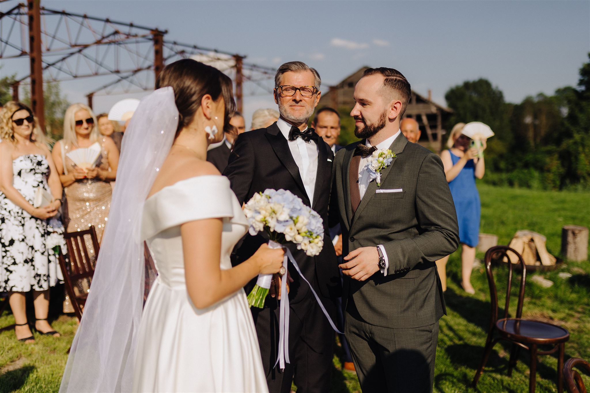kto prowadzi pannę młodą, czy tata prowadzi do ołtarza