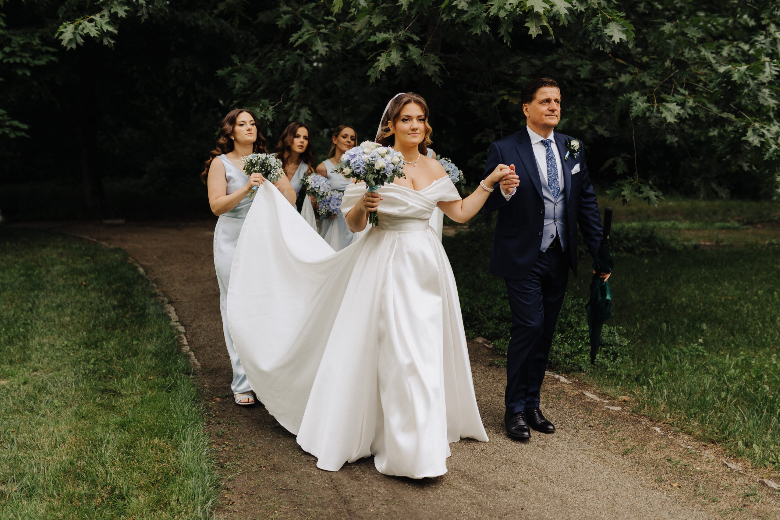 kto prowadzi pannę młodą, czy tata prowadzi do ołtarza