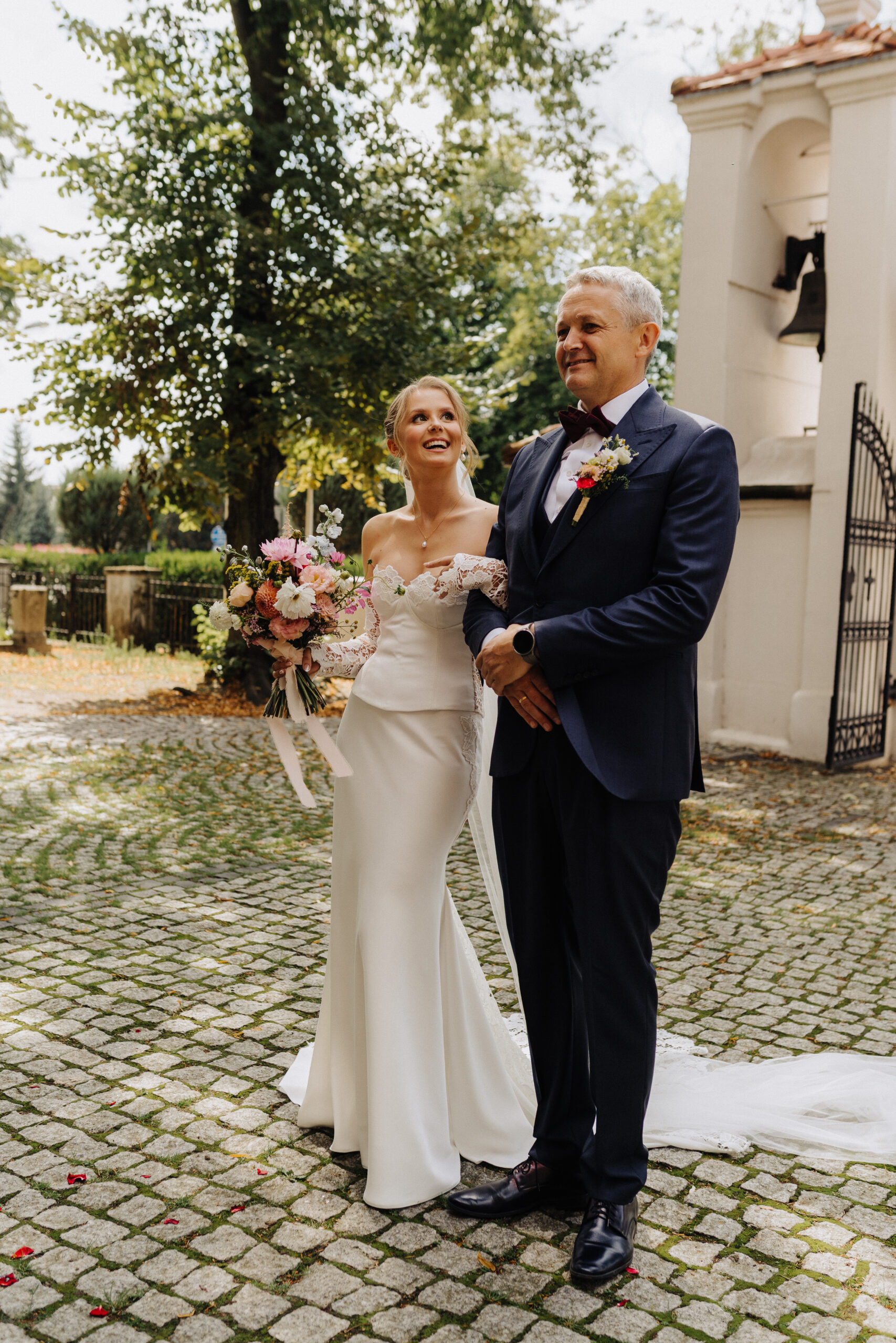 kto prowadzi pannę młodą, czy tata prowadzi do ołtarza